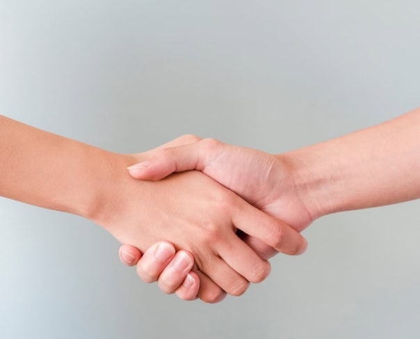 Twee mensen die handen schudden, symbool voor een partnership met Alertify