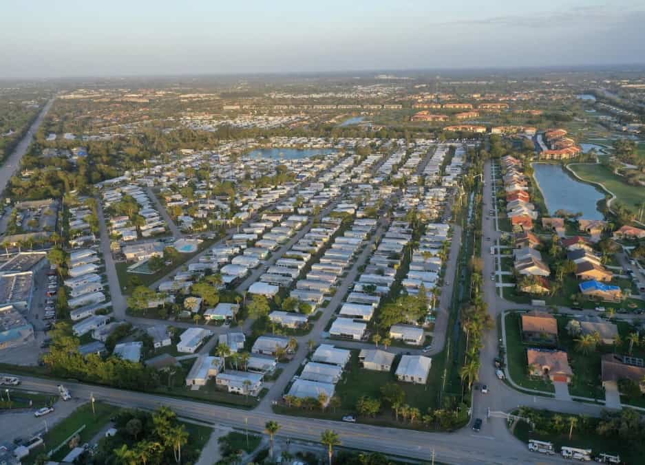 Luchtfoto van een Florida-woonwijk met eengezinswoningen en kortetermijnverhuur