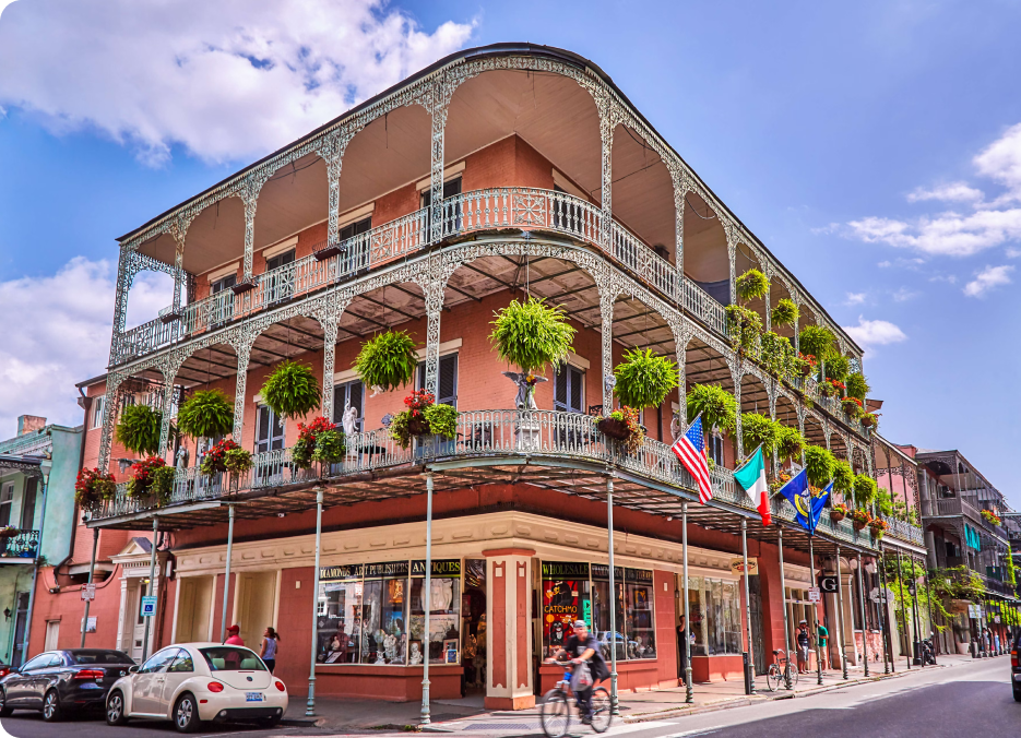 Een klassiek gebouw in de French Quarter van New Orleans met smeedijzeren balkons, thuisbasis van veel kortetermijnverhuur
