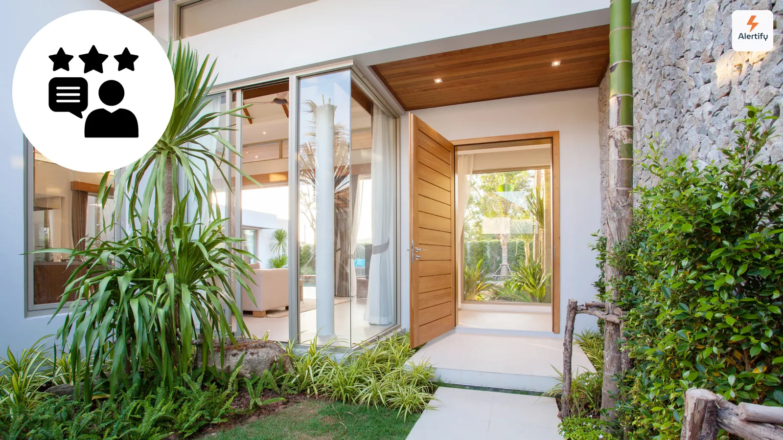 De beplante ingang van een moderne vakantiewoning met glazen pui, met daarover een icoon van een gastrecensie en sterrenbeoordeling.
