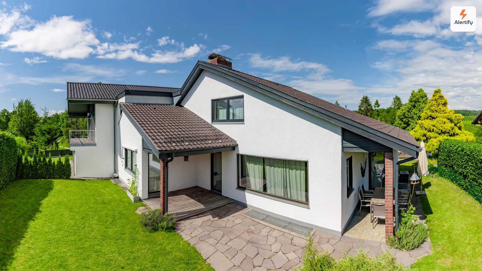 Lege witte eengezinshuurwoning met gazon en terras tussen twee huurperiodes