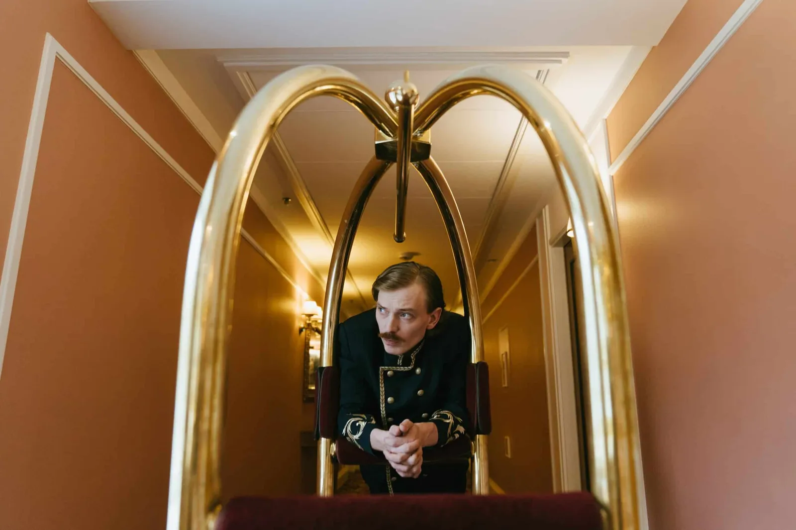 Vermoeide medewerker in onderbezet hotel